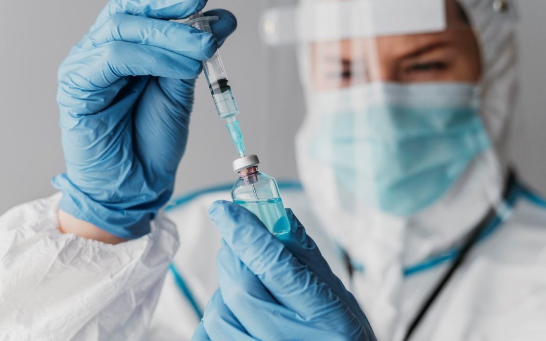 El Colegio de Médicos reclama consistencia en la toma de decisiones sobre la vacunación contra la COVID-19