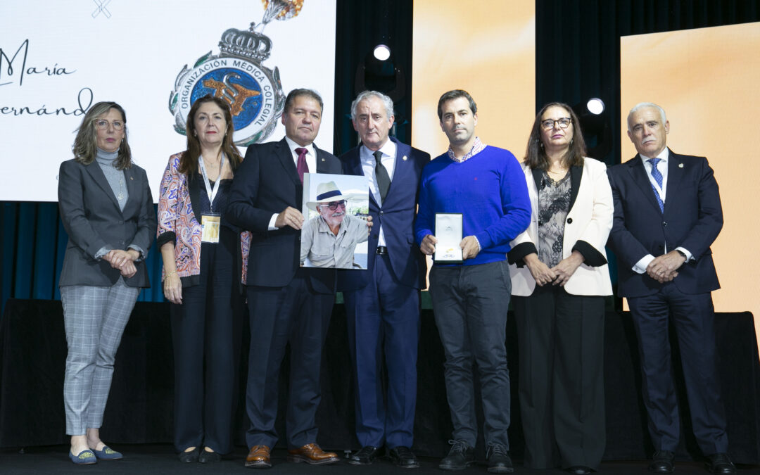 El Colegio de Médicos de Ceuta recoge el homenaje a Enrique Ostalé en la VII Convención de la Profesión Médica en Madrid