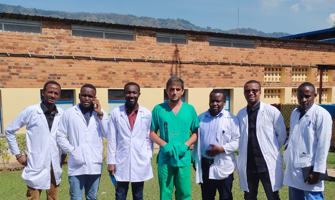 El médico Francisco García Lanzas regresa de su voluntariado con la Sociedad Española de Cardiología