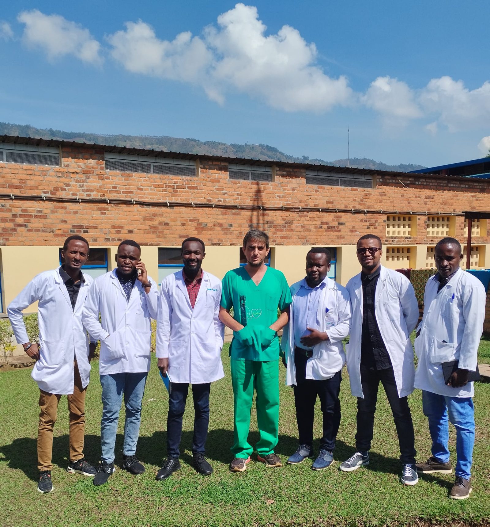 El médico Francisco García Lanzas regresa de su voluntariado con la Sociedad Española de Cardiología
