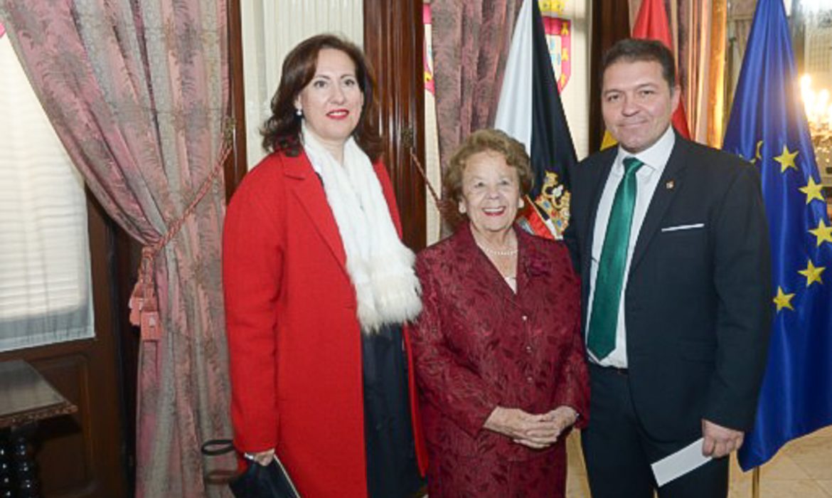 Premio María de Eza a la Sra. Nona Alguacil